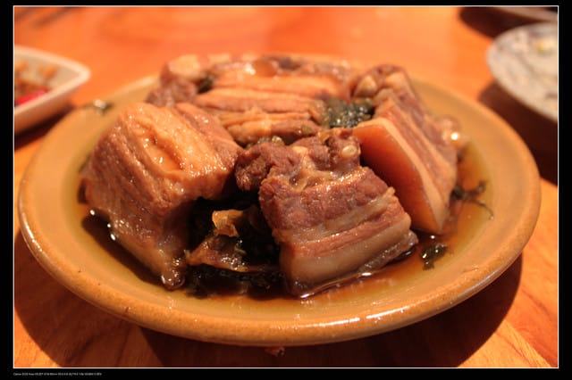 《食記—龍潭》老頭擺客家菜～剛剛吃的土雞在屋頂上？！