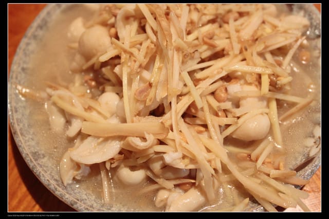 《食記—龍潭》老頭擺客家菜～剛剛吃的土雞在屋頂上？！