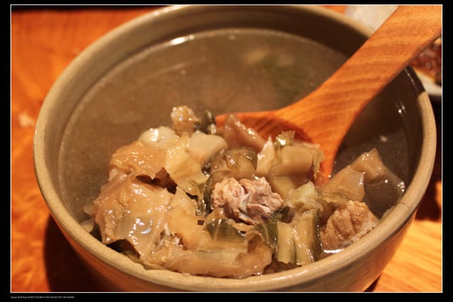 《食記—龍潭》老頭擺客家菜～剛剛吃的土雞在屋頂上？！