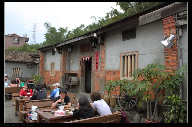 《食記—龍潭》老頭擺客家菜～剛剛吃的土雞在屋頂上？！