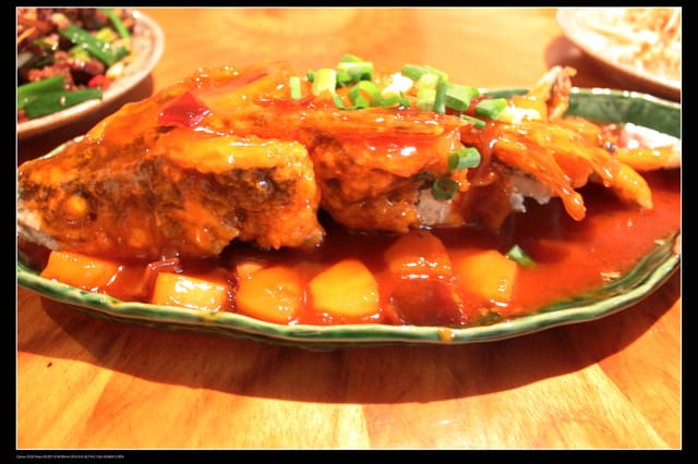 《食記—龍潭》老頭擺客家菜～剛剛吃的土雞在屋頂上？！