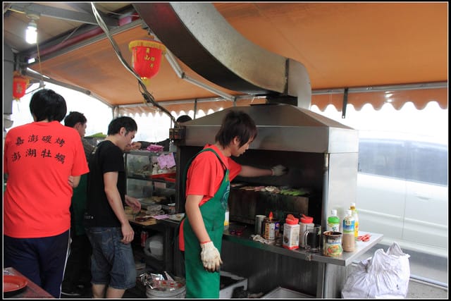 《食記—宜蘭》嘉澎碳烤澎湖牡蠣~小路邊攤大傳奇! - 第6張圖 《食記—宜蘭》嘉澎碳烤澎湖牡蠣~小路邊攤大傳奇!