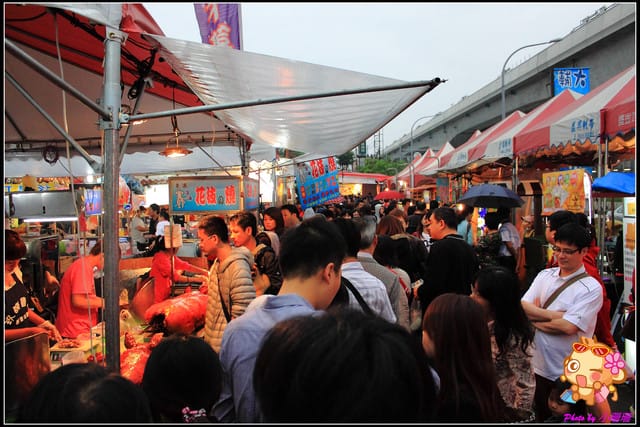 《食記—新北泰山》輔大花園夜市～嚇！！超鬼扯的人潮！！