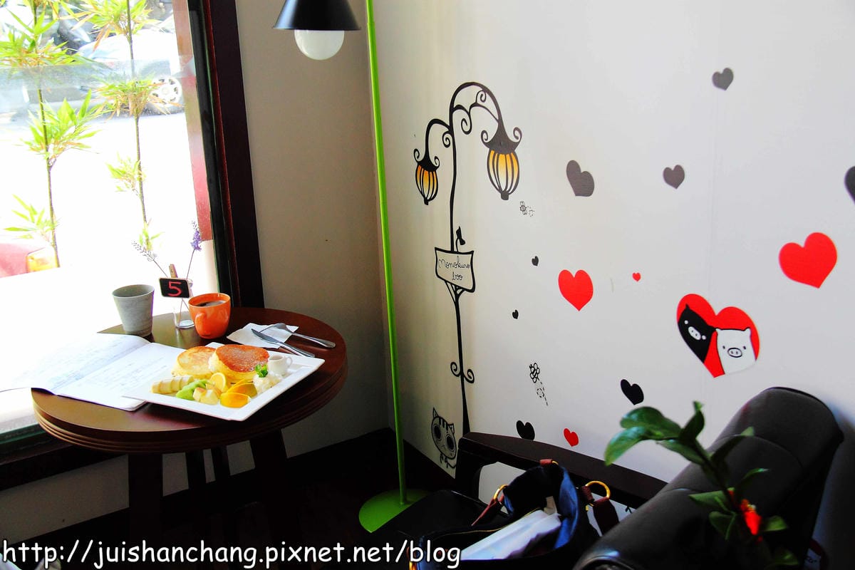 《食記—台中》小豚輕食Kobuta brunch～等再久也甘願的超級平價夢幻鬆餅！