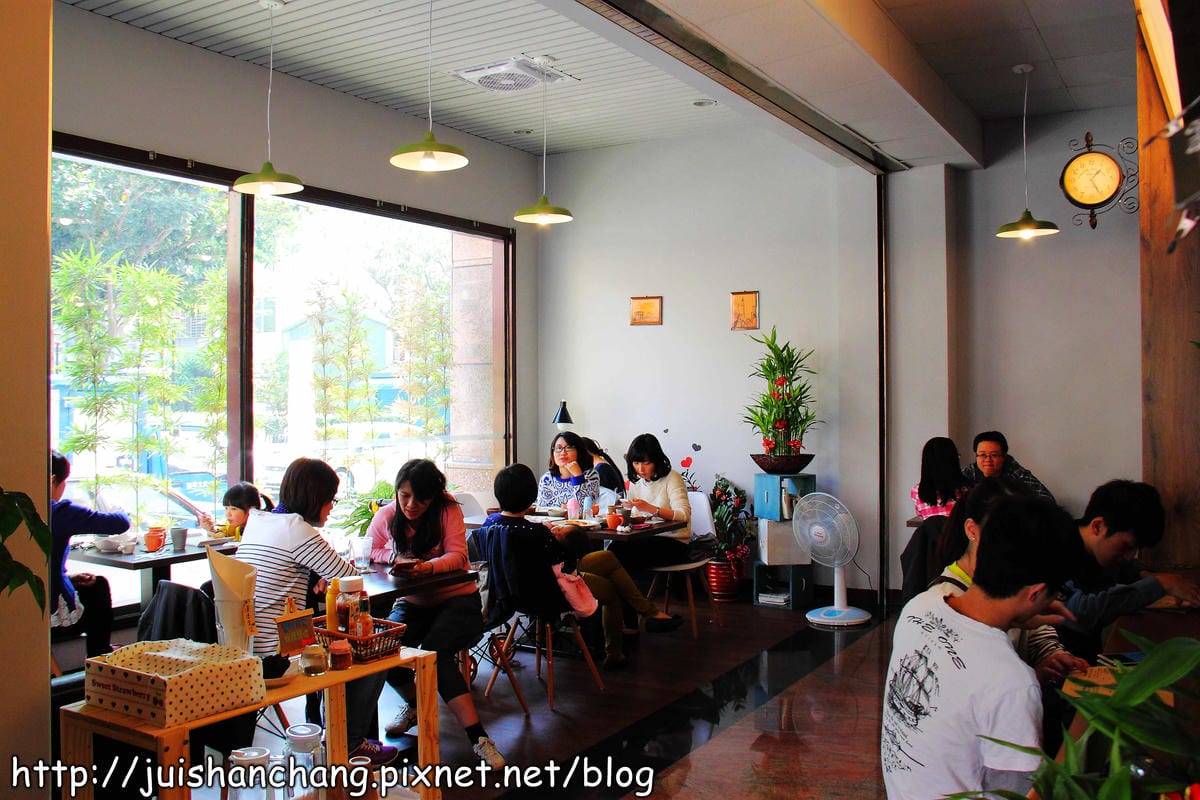 《食記—台中》小豚輕食Kobuta brunch～等再久也甘願的超級平價夢幻鬆餅！