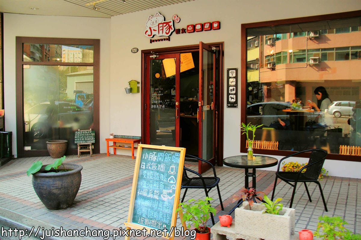 《食記—台中》小豚輕食Kobuta brunch～等再久也甘願的超級平價夢幻鬆餅！