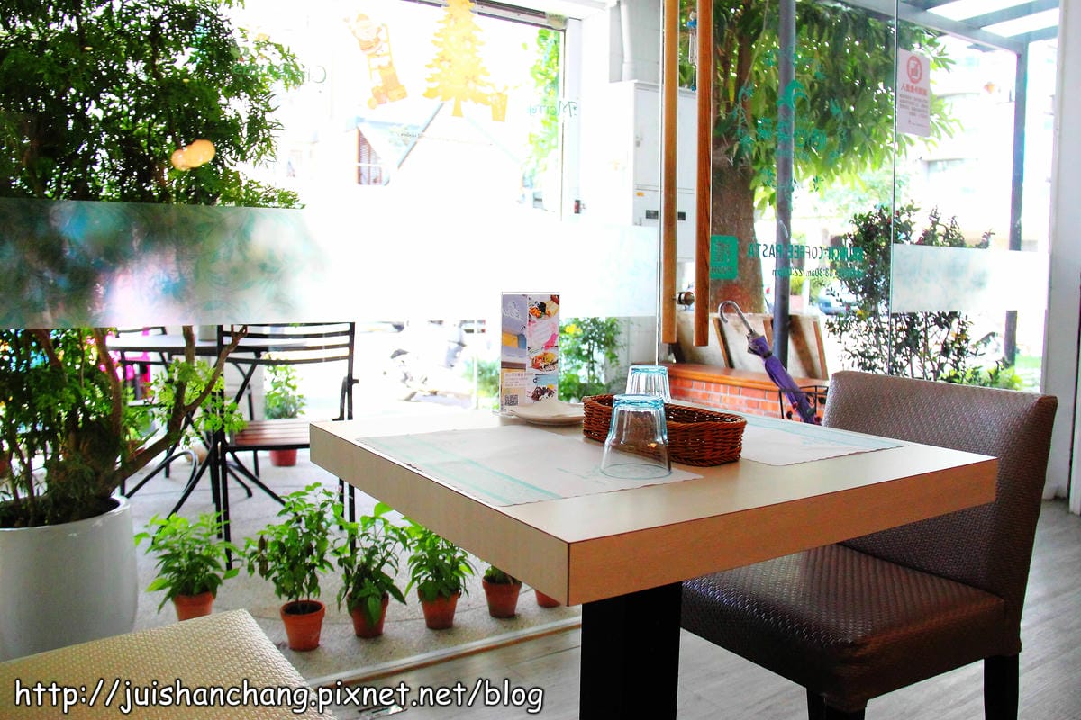 【食記—台中】恬心朵朵Lily White Cafe～用拉花一起替高雄祈福！(已歇業)