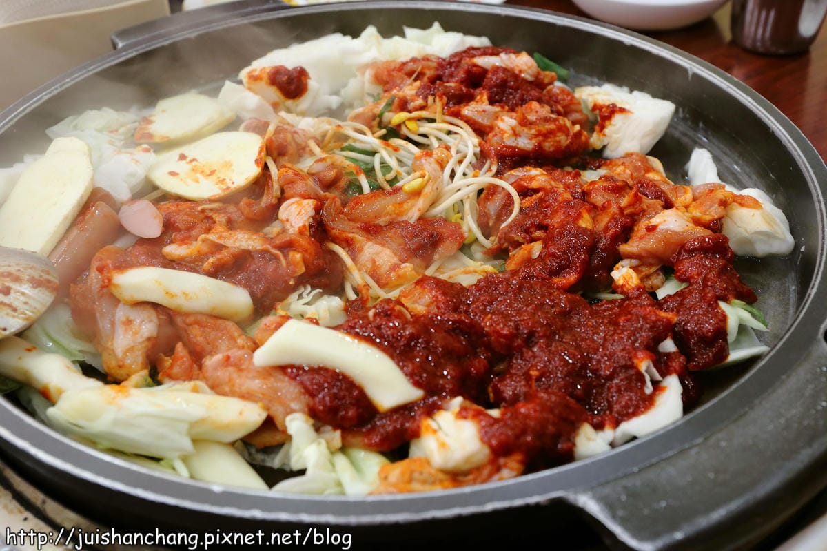 【2014。韓國首爾自由行║新村站】春川家辣炒雞排～韓國必吃美食之一，不吃一定會後悔啊！