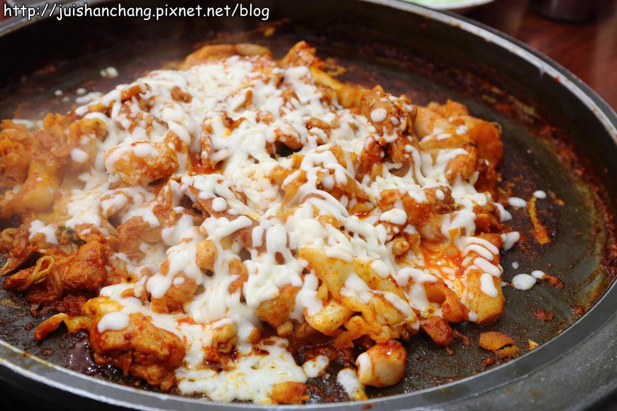 【2014。韓國首爾自由行║新村站】春川家辣炒雞排～韓國必吃美食之一，不吃一定會後悔啊！