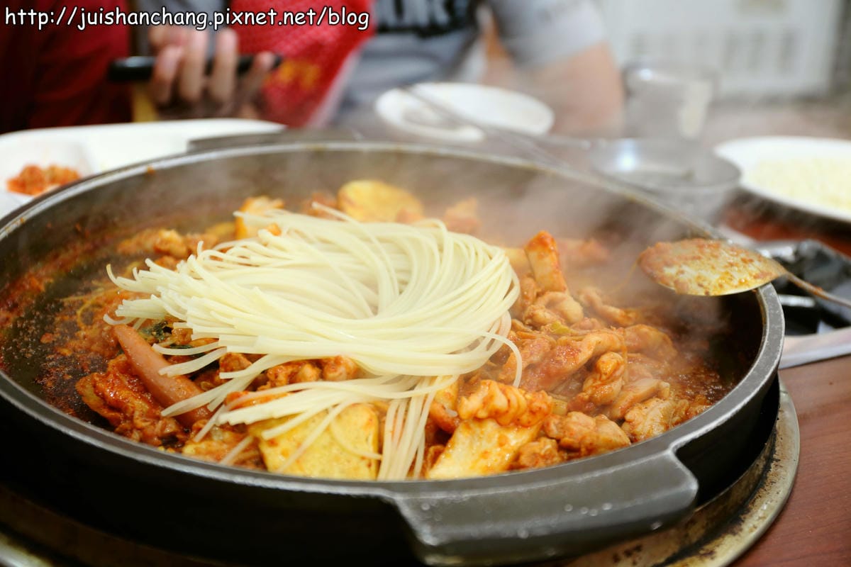 【2014。韓國首爾自由行║新村站】春川家辣炒雞排～韓國必吃美食之一，不吃一定會後悔啊！