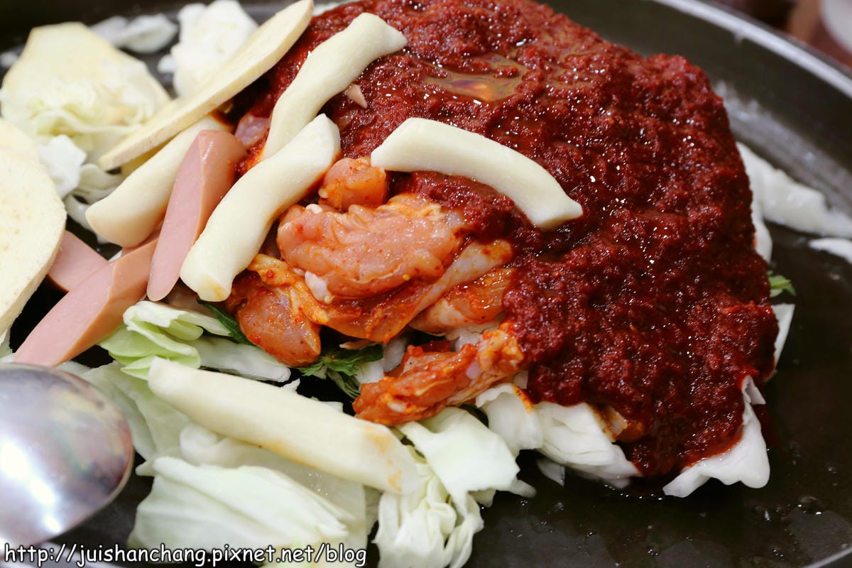 【2014。韓國首爾自由行║新村站】春川家辣炒雞排～韓國必吃美食之一，不吃一定會後悔啊！