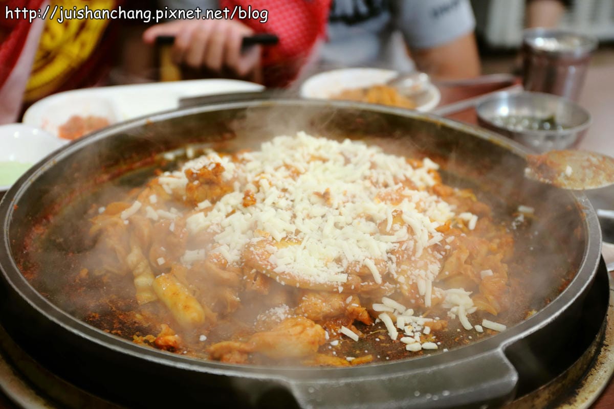 【2014。韓國首爾自由行║新村站】春川家辣炒雞排～韓國必吃美食之一，不吃一定會後悔啊！