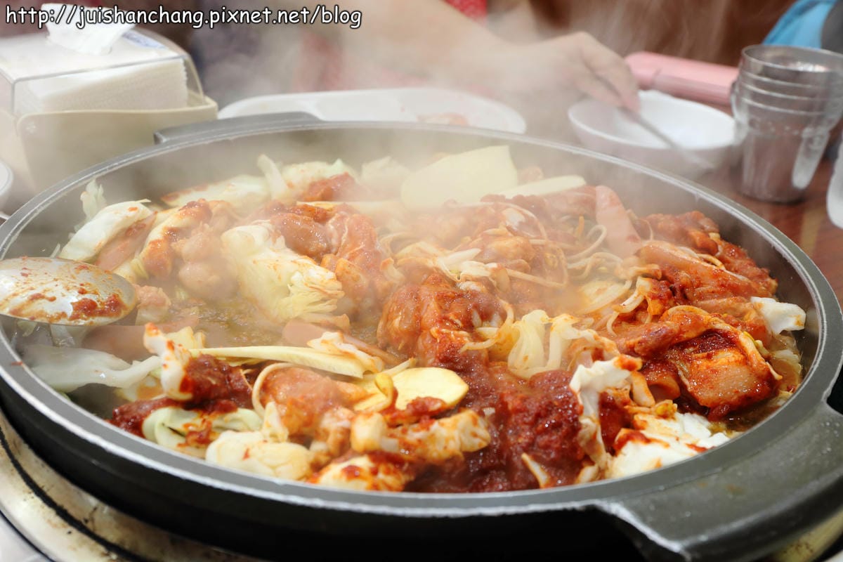 【2014。韓國首爾自由行║新村站】春川家辣炒雞排～韓國必吃美食之一，不吃一定會後悔啊！