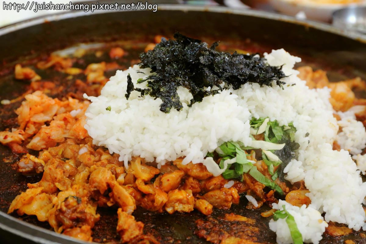 【2014。韓國首爾自由行║新村站】春川家辣炒雞排～韓國必吃美食之一，不吃一定會後悔啊！