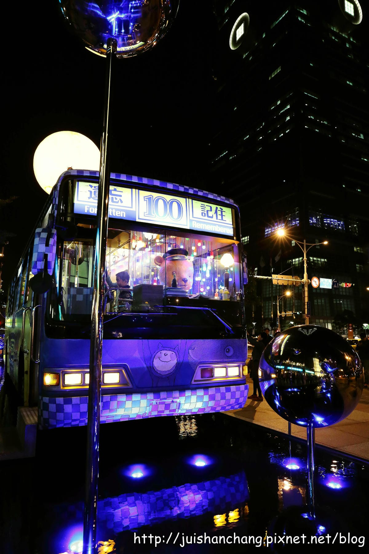 【遊記║台北】信義區新亮點。幾米月亮公車開上人行道？！歡迎幸福搭乘～