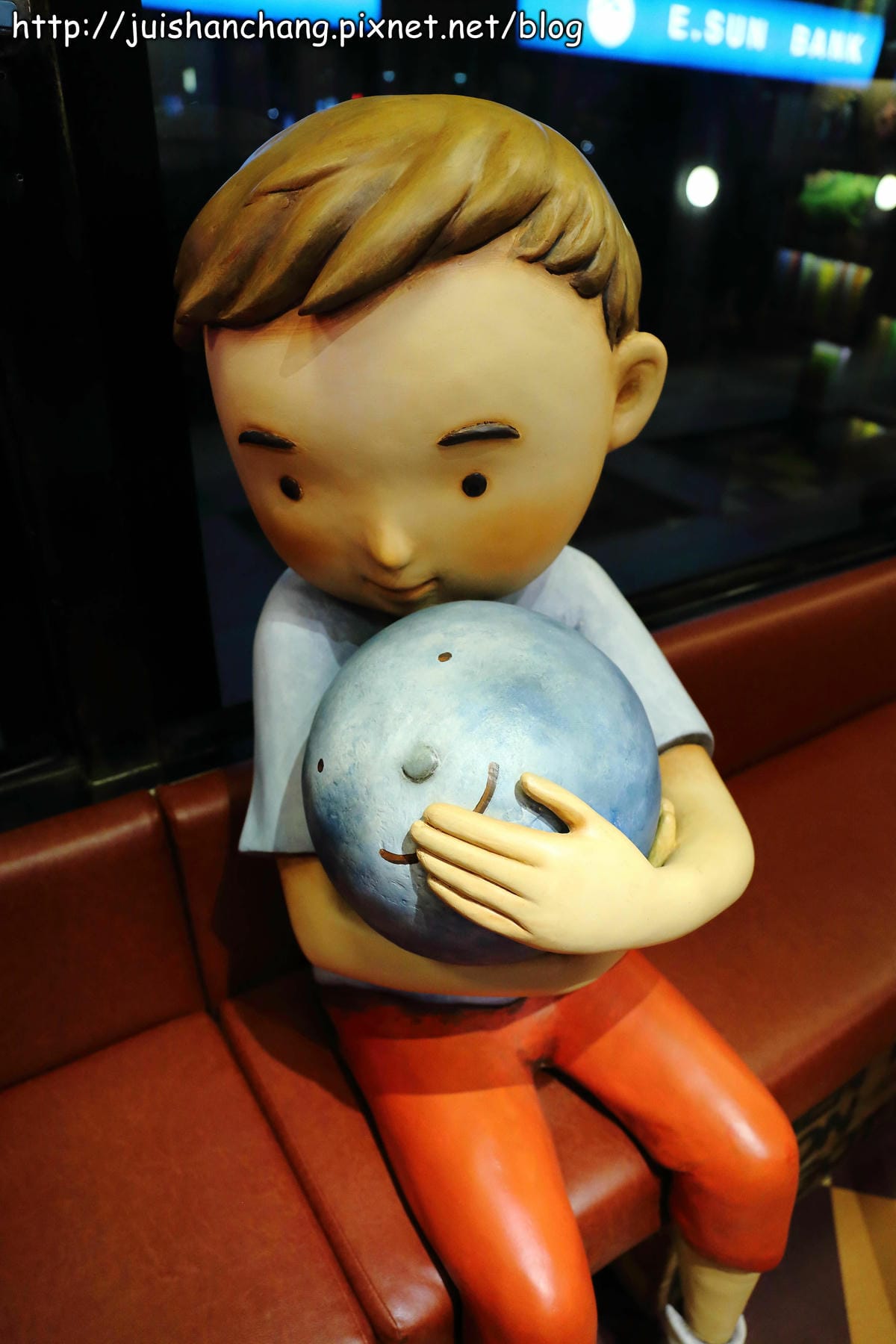 【遊記║台北】信義區新亮點。幾米月亮公車開上人行道？！歡迎幸福搭乘～