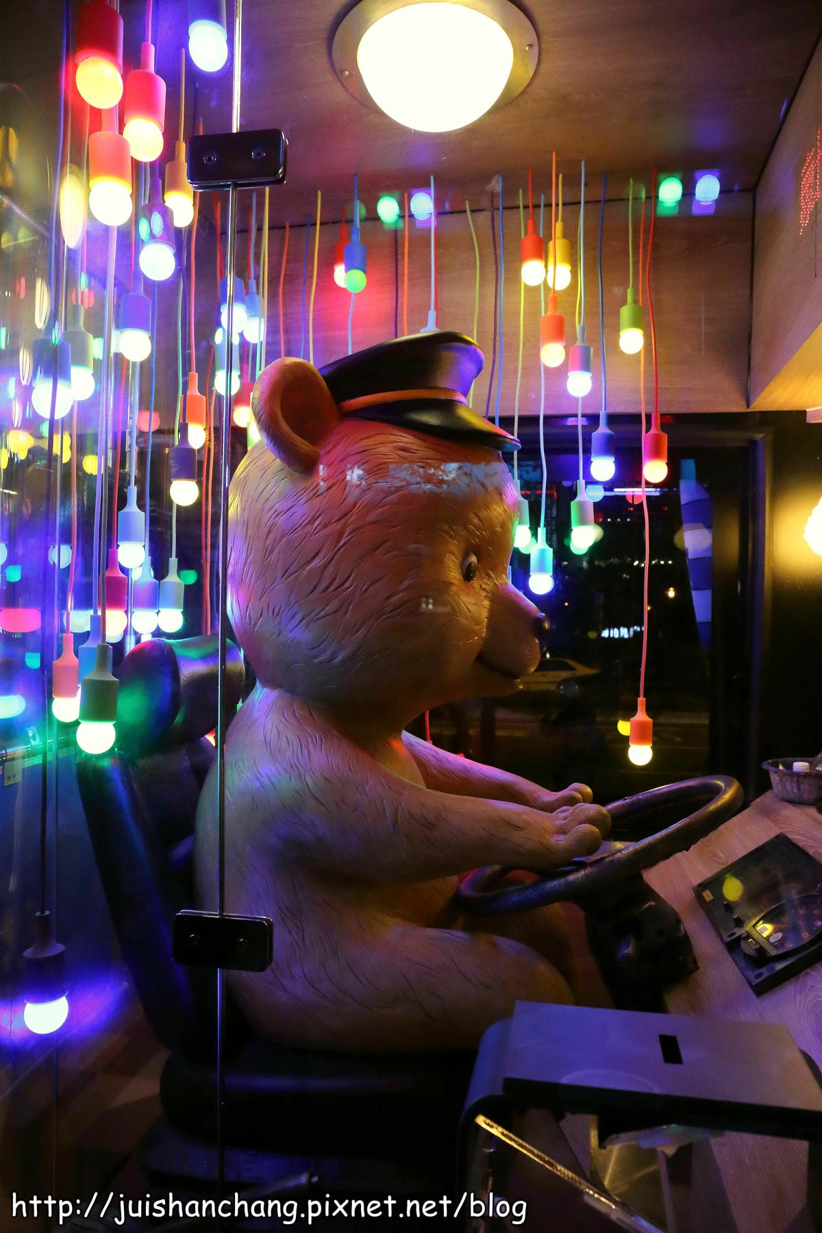 【遊記║台北】信義區新亮點。幾米月亮公車開上人行道？！歡迎幸福搭乘～