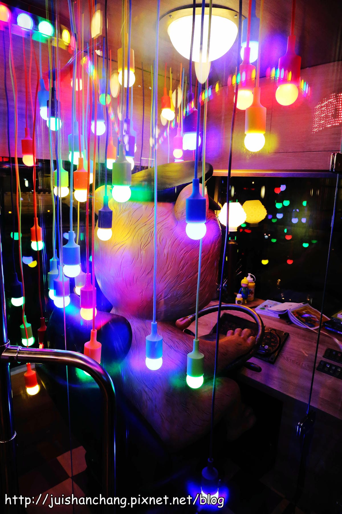 【遊記║台北】信義區新亮點。幾米月亮公車開上人行道？！歡迎幸福搭乘～