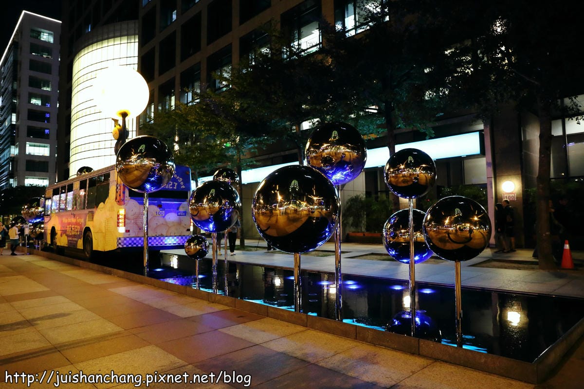 【遊記║台北】信義區新亮點。幾米月亮公車開上人行道？！歡迎幸福搭乘～