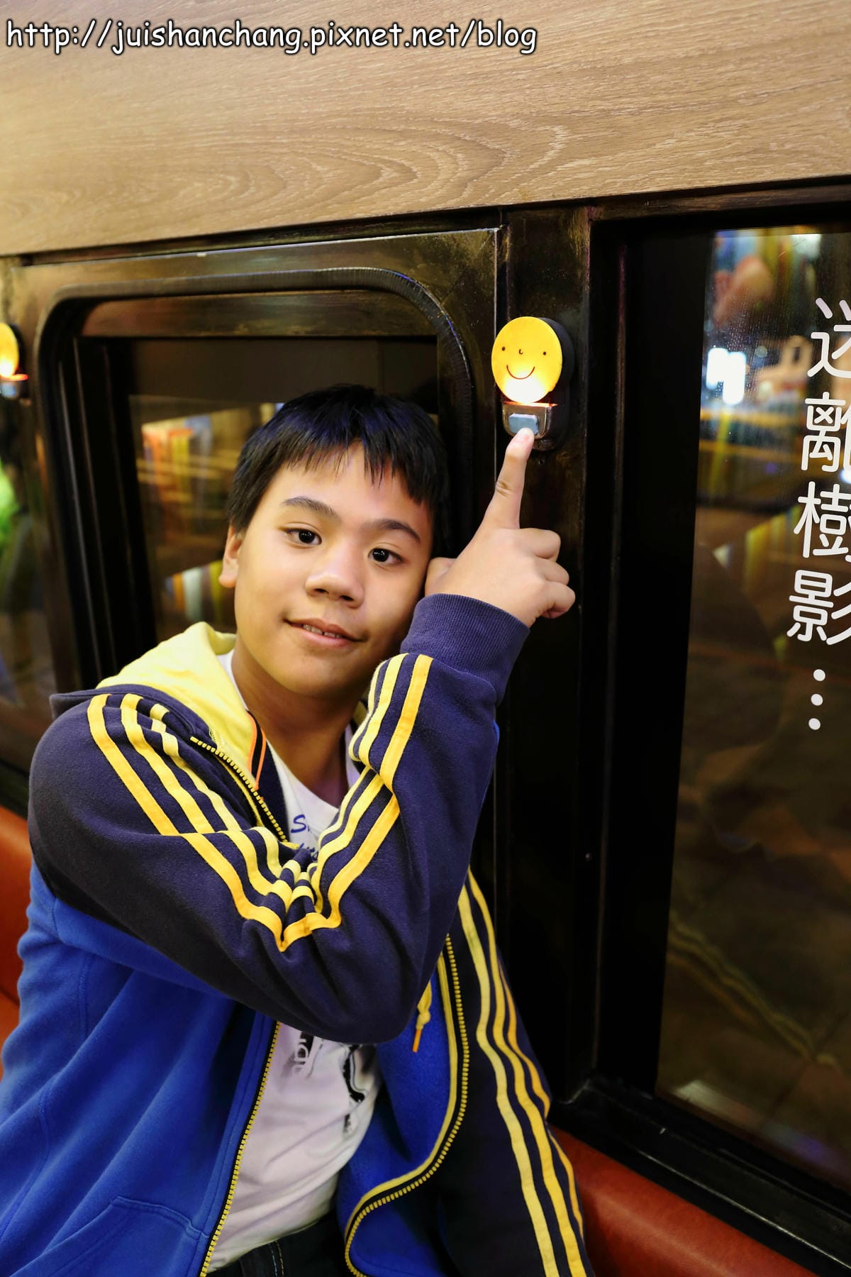 【遊記║台北】信義區新亮點。幾米月亮公車開上人行道？！歡迎幸福搭乘～