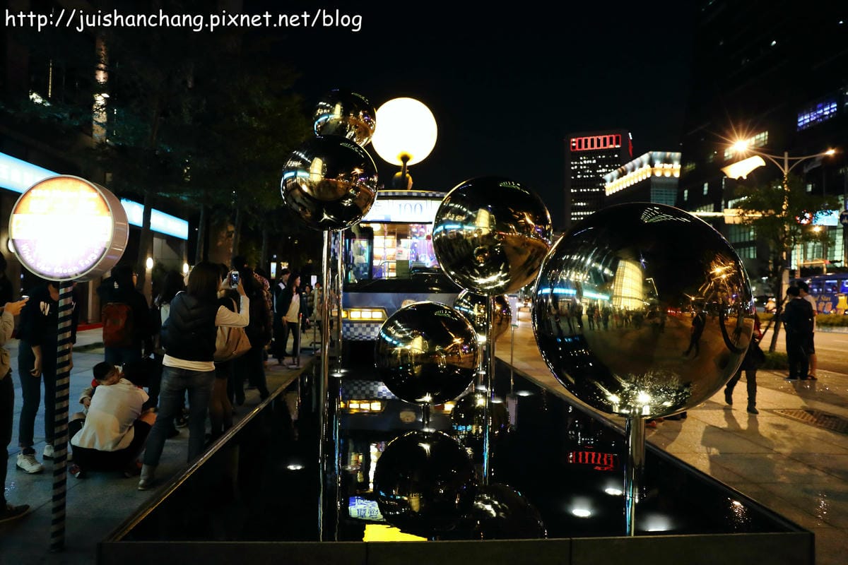 【遊記║台北】信義區新亮點。幾米月亮公車開上人行道？！歡迎幸福搭乘～