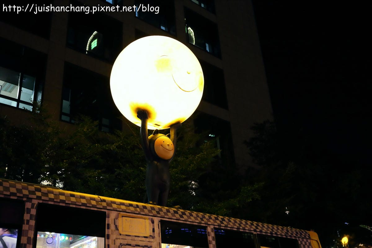 【遊記║台北】信義區新亮點。幾米月亮公車開上人行道？！歡迎幸福搭乘～