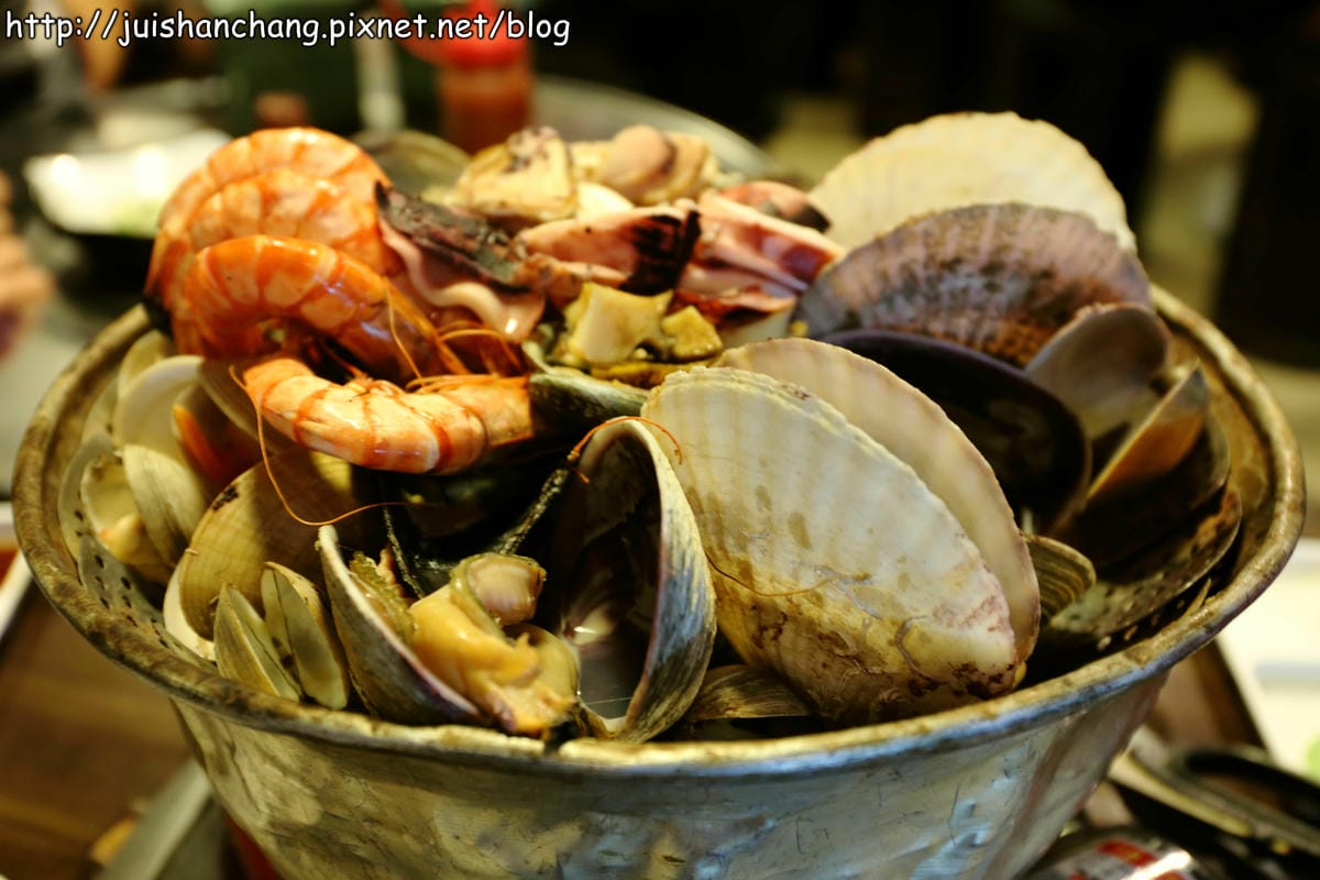 【2014。韓國首爾自由行║明洞站】조가비貝類海鮮料理～怎麼一回事？！貝殼山料理？！最新鮮海鮮大口吃！
