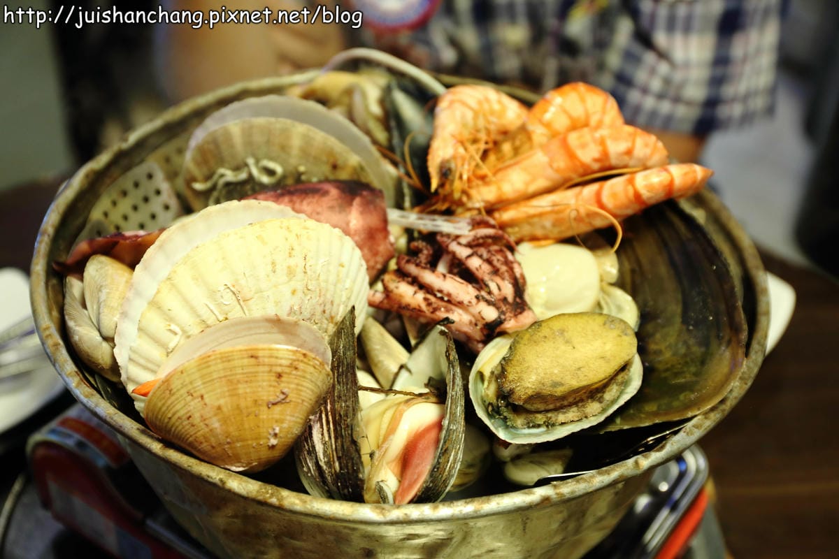 【2014。韓國首爾自由行║明洞站】조가비貝類海鮮料理～怎麼一回事？！貝殼山料理？！最新鮮海鮮大口吃！
