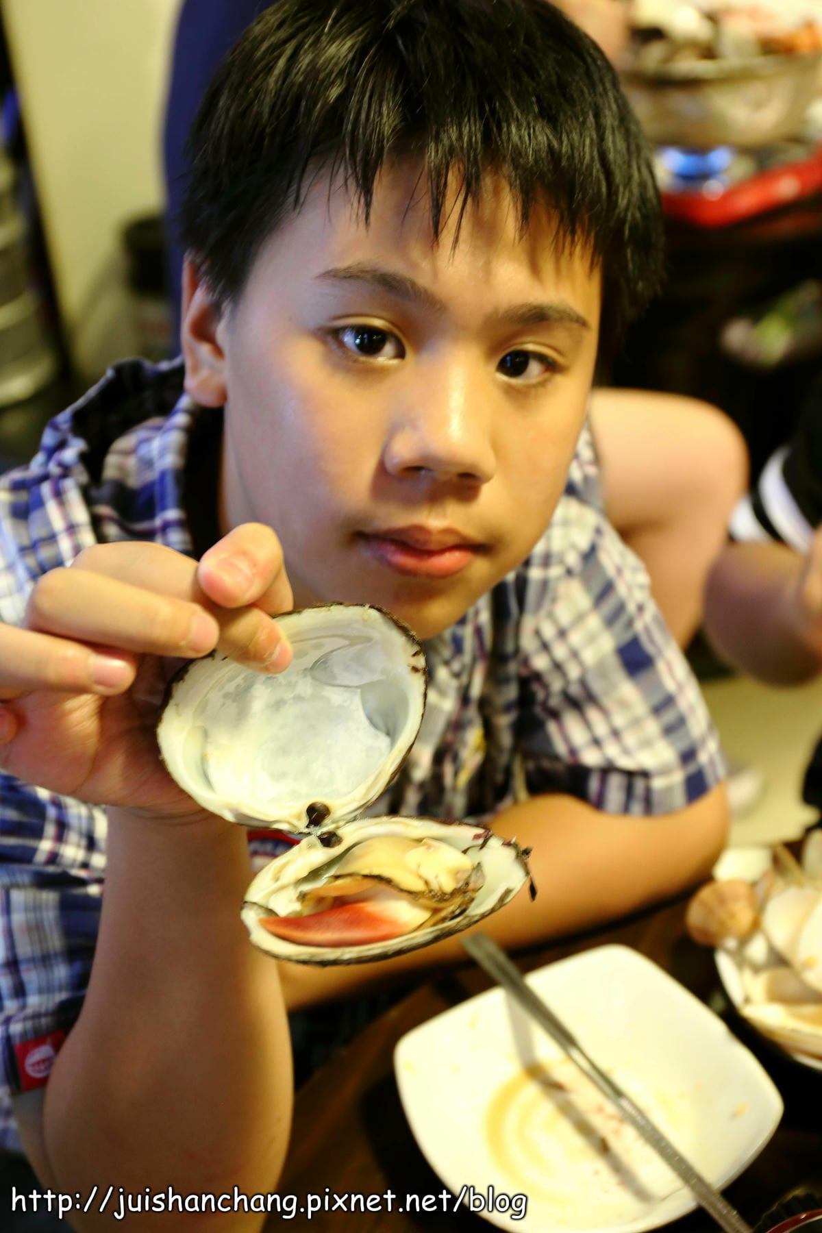 【2014。韓國首爾自由行║明洞站】조가비貝類海鮮料理～怎麼一回事？！貝殼山料理？！最新鮮海鮮大口吃！