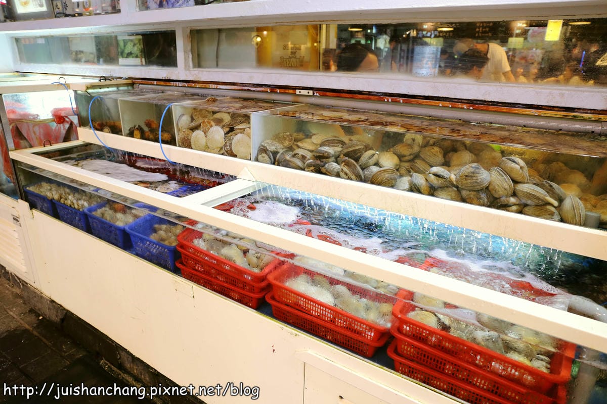 【2014。韓國首爾自由行║明洞站】조가비貝類海鮮料理～怎麼一回事？！貝殼山料理？！最新鮮海鮮大口吃！