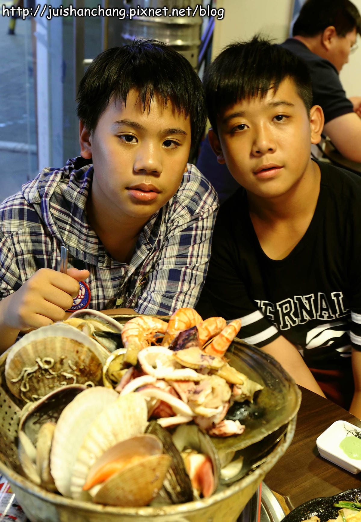 【2014。韓國首爾自由行║明洞站】조가비貝類海鮮料理～怎麼一回事？！貝殼山料理？！最新鮮海鮮大口吃！