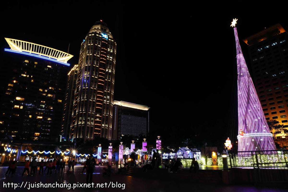 【遊記║新北板橋】2014新北市歡樂耶誕城～倒數1天！馬卡龍LED燈點亮璀璨光芒夜空！