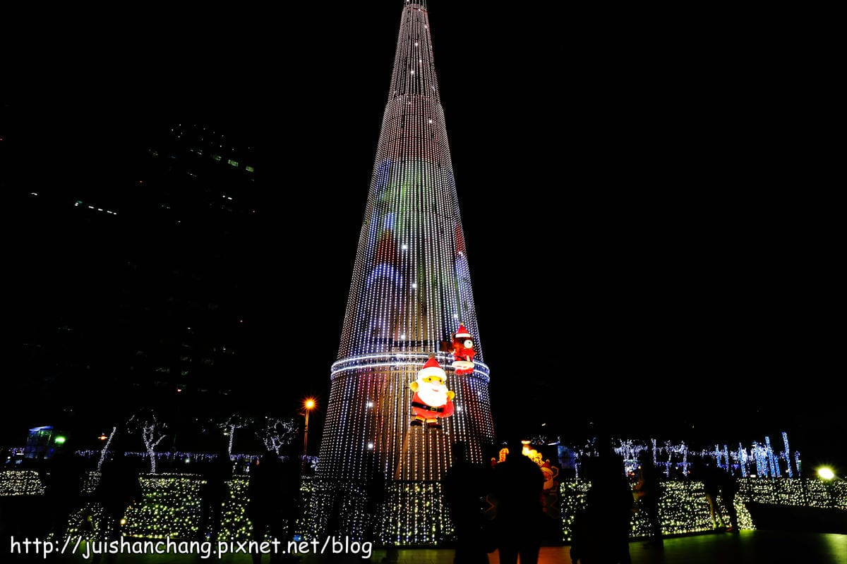 【遊記║新北板橋】2014新北市歡樂耶誕城～倒數1天！馬卡龍LED燈點亮璀璨光芒夜空！