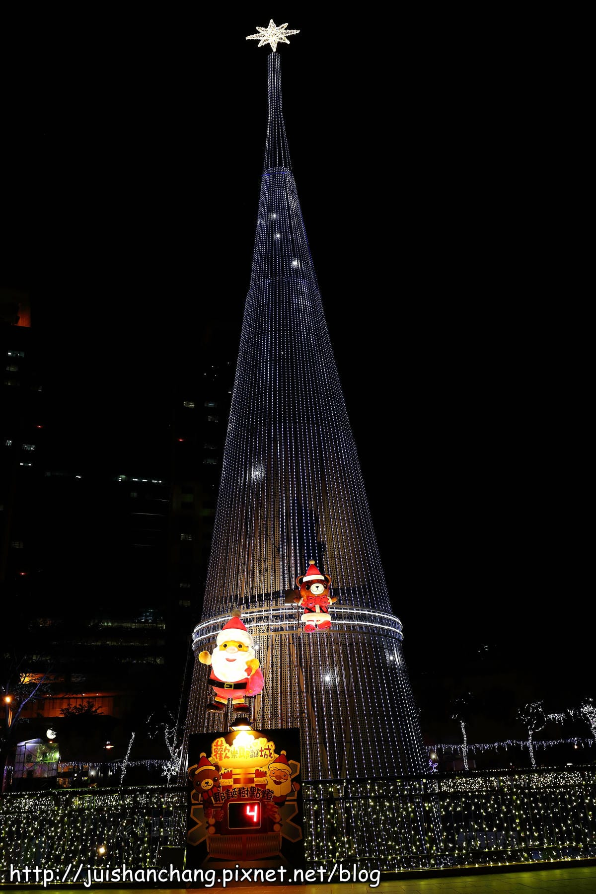 【遊記║新北板橋】2014新北市歡樂耶誕城～倒數1天！馬卡龍LED燈點亮璀璨光芒夜空！