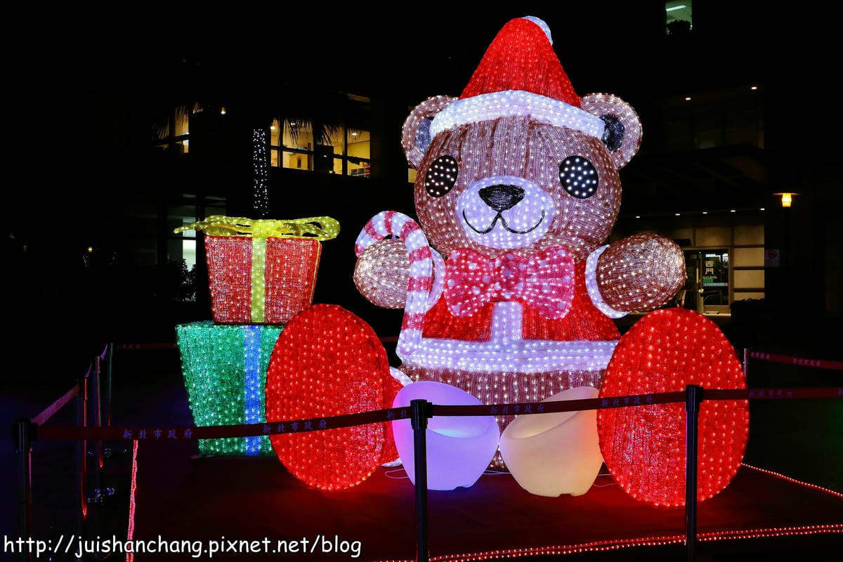 【遊記║新北板橋】2014新北市歡樂耶誕城～倒數1天！馬卡龍LED燈點亮璀璨光芒夜空！