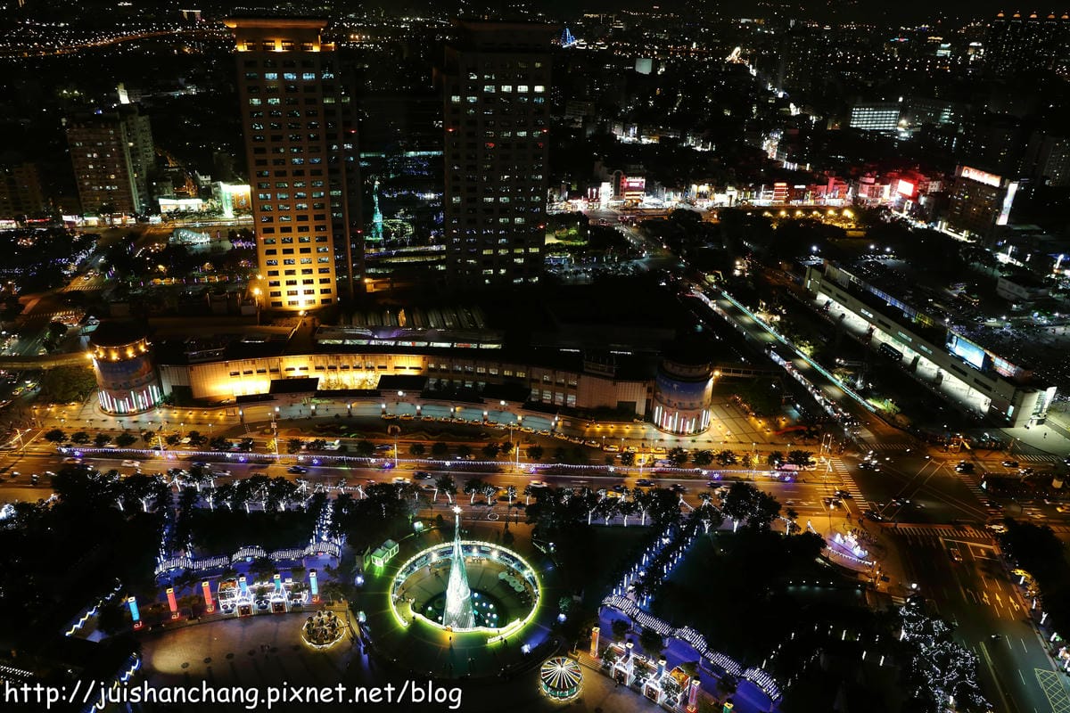 【遊記║新北板橋】2014新北市歡樂耶誕城～倒數1天！馬卡龍LED燈點亮璀璨光芒夜空！