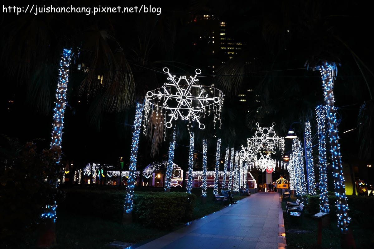 【遊記║新北板橋】2014新北市歡樂耶誕城～倒數1天！馬卡龍LED燈點亮璀璨光芒夜空！