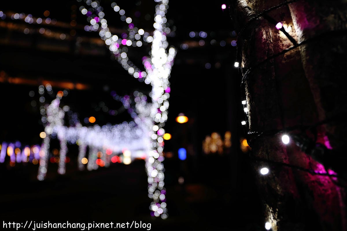 【遊記║新北板橋】2014新北市歡樂耶誕城～倒數1天！馬卡龍LED燈點亮璀璨光芒夜空！