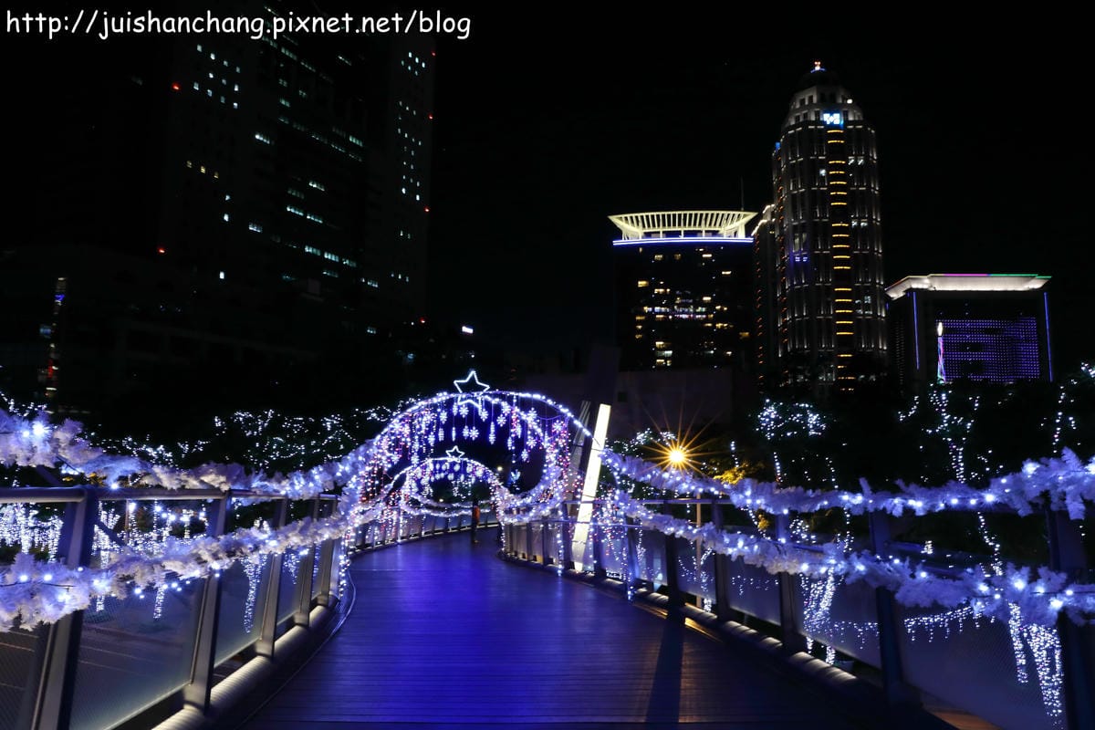 【遊記║新北板橋】2014新北市歡樂耶誕城～倒數1天！馬卡龍LED燈點亮璀璨光芒夜空！