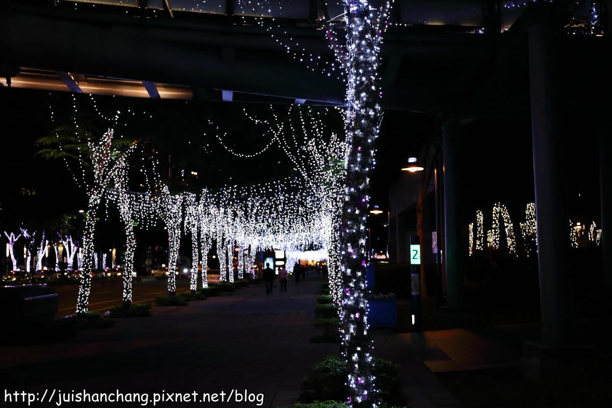 【遊記║新北板橋】2014新北市歡樂耶誕城～倒數1天！馬卡龍LED燈點亮璀璨光芒夜空！