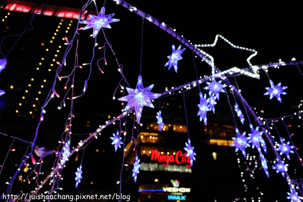 【遊記║新北板橋】2014新北市歡樂耶誕城～倒數1天！馬卡龍LED燈點亮璀璨光芒夜空！