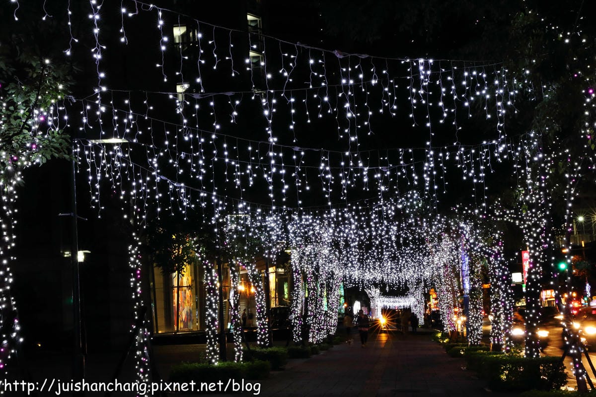 【遊記║新北板橋】2014新北市歡樂耶誕城～倒數1天！馬卡龍LED燈點亮璀璨光芒夜空！