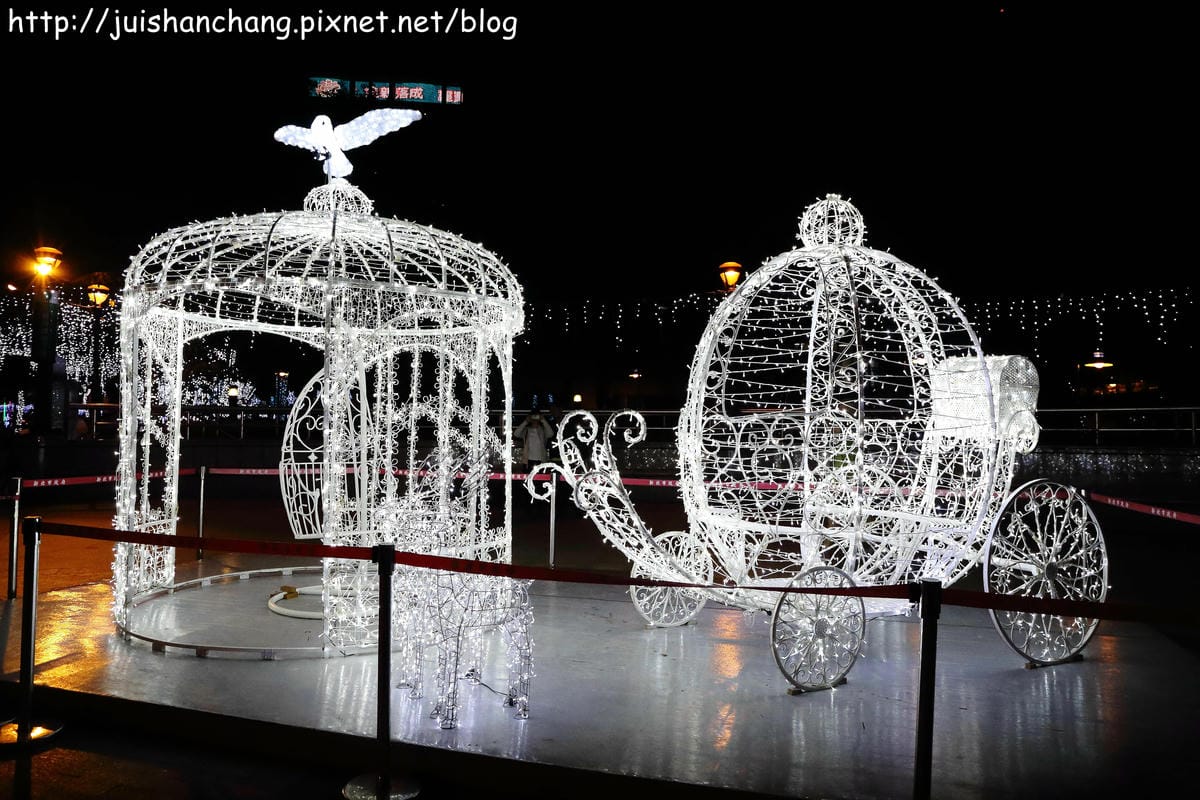 【遊記║新北板橋】2014新北市歡樂耶誕城～倒數1天！馬卡龍LED燈點亮璀璨光芒夜空！