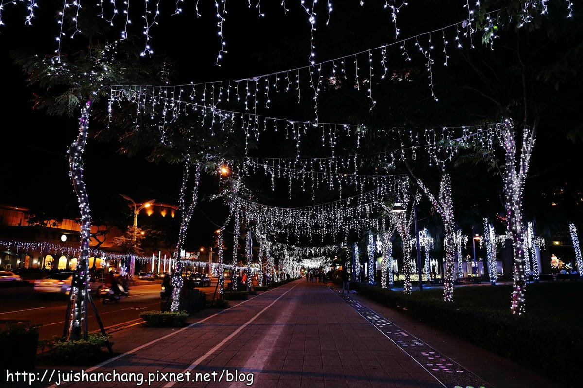 【遊記║新北板橋】2014新北市歡樂耶誕城～倒數1天！馬卡龍LED燈點亮璀璨光芒夜空！