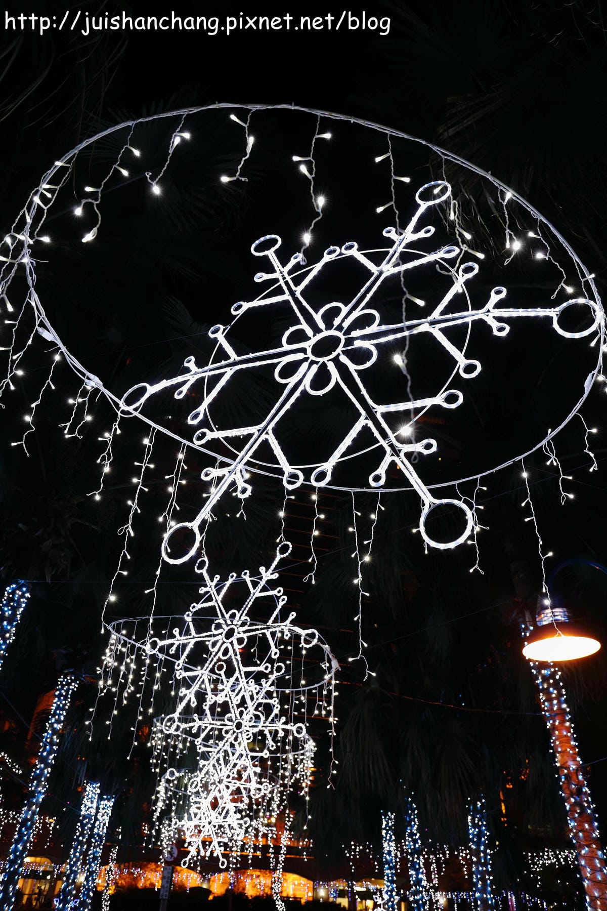 【遊記║新北板橋】2014新北市歡樂耶誕城～倒數1天！馬卡龍LED燈點亮璀璨光芒夜空！