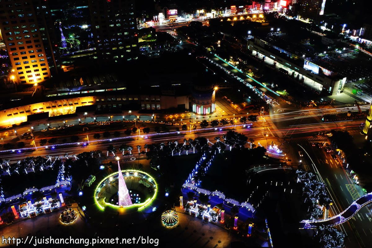 【遊記║新北板橋】2014新北市歡樂耶誕城～倒數1天！馬卡龍LED燈點亮璀璨光芒夜空！