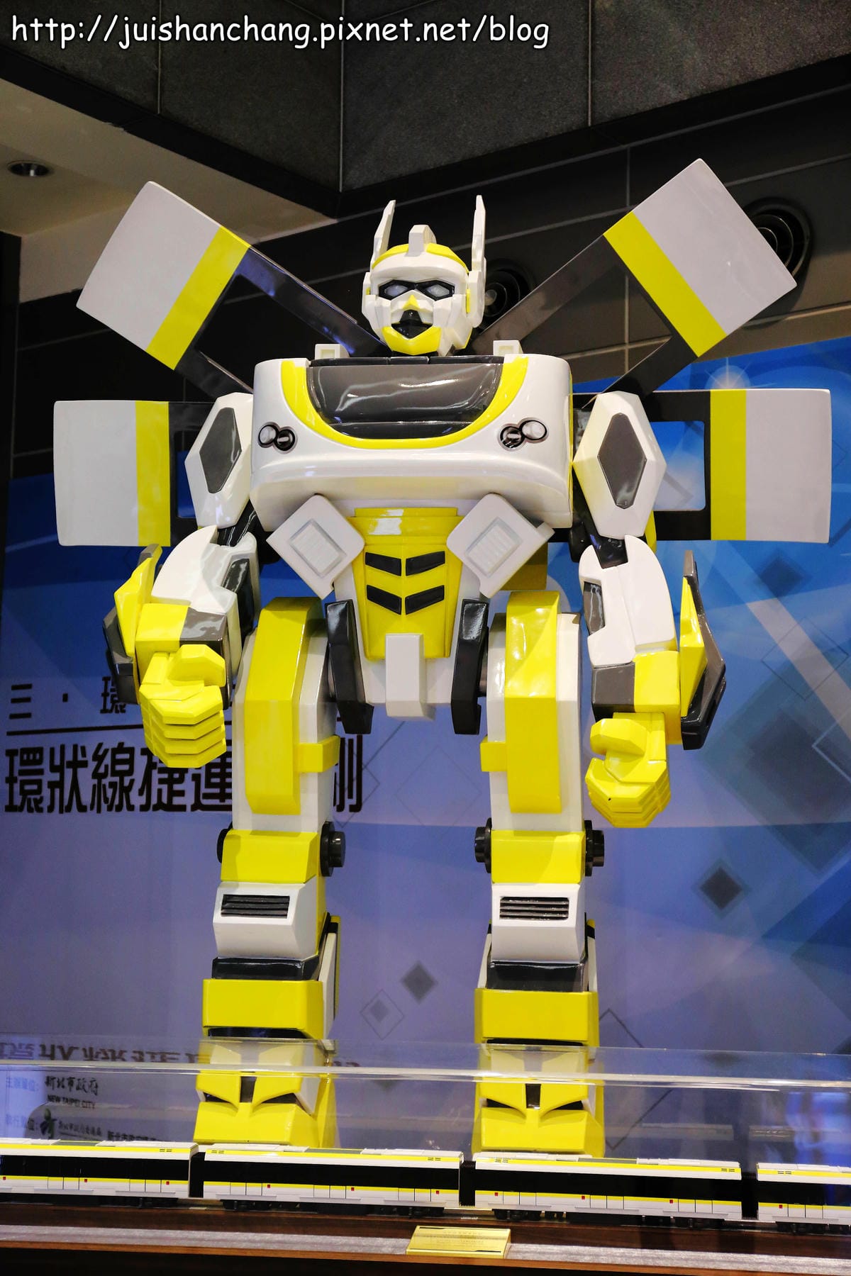 【遊記║新北板橋】2014新北市歡樂耶誕城～倒數1天！馬卡龍LED燈點亮璀璨光芒夜空！