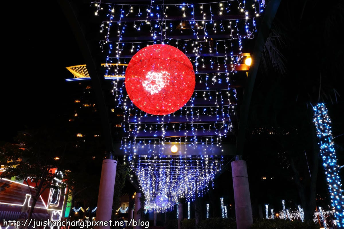 【遊記║新北板橋】2014新北市歡樂耶誕城～倒數1天！馬卡龍LED燈點亮璀璨光芒夜空！