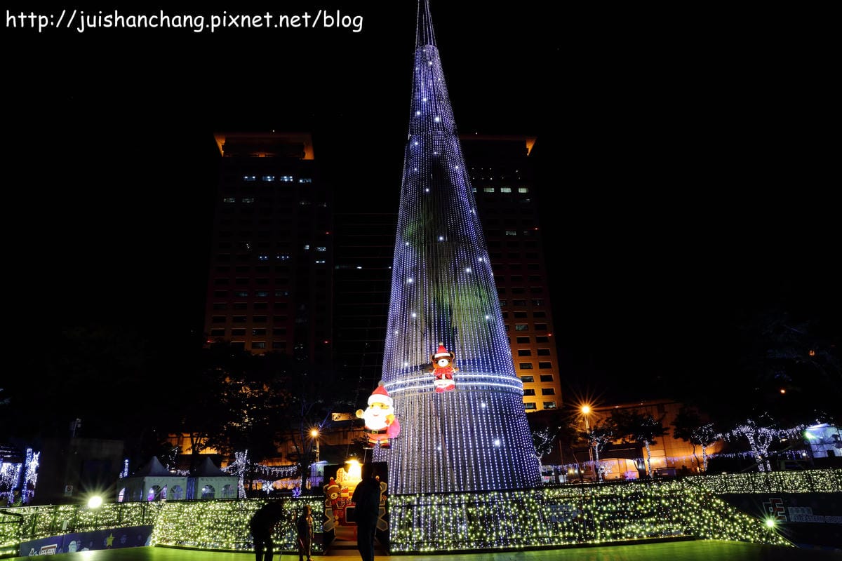 【遊記║新北板橋】2014新北市歡樂耶誕城～倒數1天！馬卡龍LED燈點亮璀璨光芒夜空！