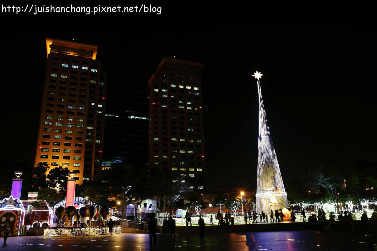 【遊記║新北板橋】2014新北市歡樂耶誕城～倒數1天！馬卡龍LED燈點亮璀璨光芒夜空！